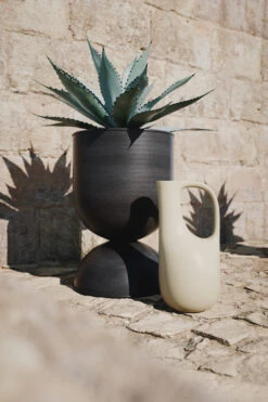 Ferm LIVING Hourglass Pot Medium Ø41 Cm -Woondecoratie 36693 01 41 EnvironmentImage 3b86210c83