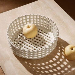 Ferm LIVING Ceramic Gevlochten Schaal -Woondecoratie 500838 01 2 EnvironmentImage bb2128cd3b
