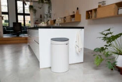 Brabantia Touch Bin Prullenbak 40 Liter -Woondecoratie 512731 01 4 EnvironmentImage 5e12162c54