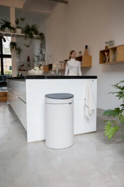 Brabantia Touch Bin Prullenbak 40 Liter -Woondecoratie 512731 01 5 EnvironmentImage e7f3574cd3