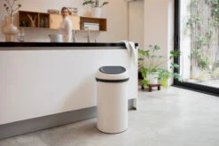 Brabantia Touch Bin Prullenbak Rond 60 Liter -Woondecoratie 512732 01 4 EnvironmentImage 5f64a978d2
