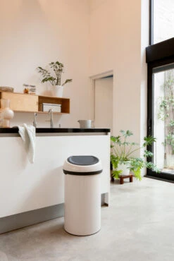 Brabantia Touch Bin Prullenbak Rond 60 Liter -Woondecoratie 512732 01 5 EnvironmentImage ed0d8bbfa8