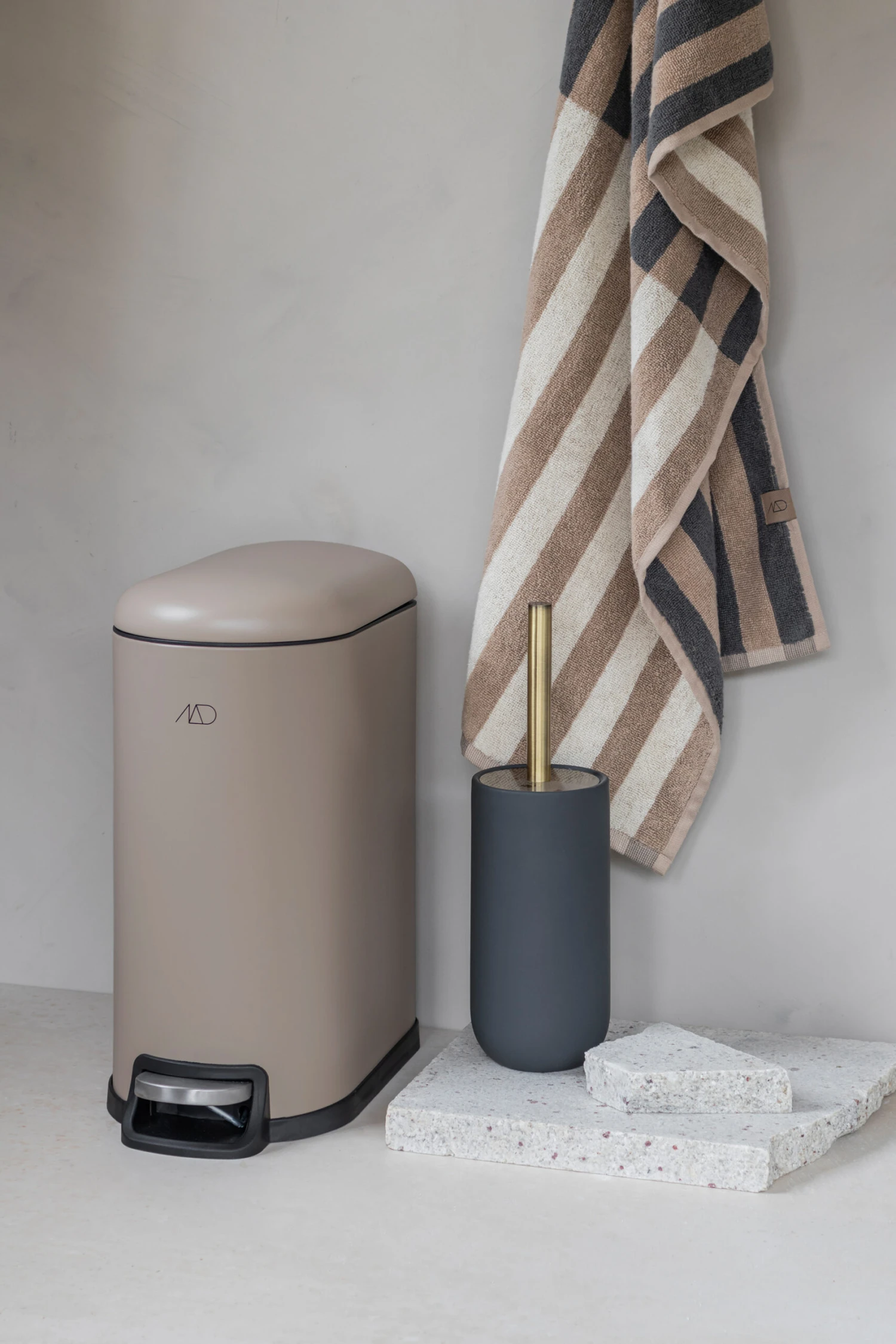 Mette Ditmer Walther Prullenbak 10 Liter 2 Mette Ditmer Walther Prullenbak 10 Liter - Afbeelding 2